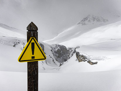 Ski hors-piste Val-d'Isère avec panneau attention au col de l'Iseran