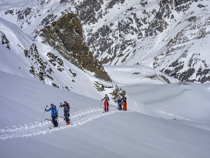 3 skieurs à ski de rando pour du hors-piste dans le secteur de Val-Isère